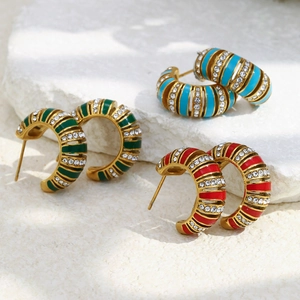 Trois boucles d'oreilles créoles dorées en C avec émail coloré et cristaux brillants
