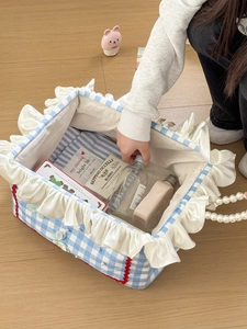 Panier de rangement à carreaux bleus et blancs avec volants et anses en perles