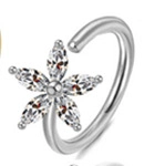 Detailweergave van zilveren C-vormige neusring met vijfbladige marquise zirkoon bloem