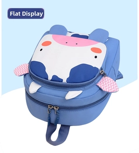 Primer plano que muestra el diseño de vaca y los detalles en 3D de esta mochila azul para niños