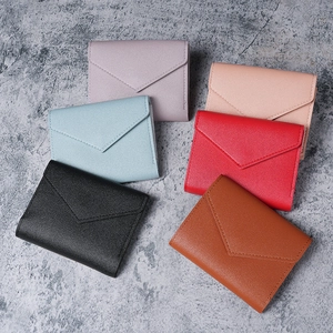 Kurze minimalistische Damen-Geldbörse in sechs Farben mit Umschlag-Klappe im Dreifach-Design
