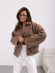 Détails de la veste marron en laine avec boutons à simple boutonnage et col à revers
