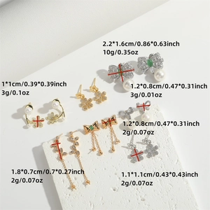 Set aus luxuriösen Gold- und Silber-Ohrringen mit Perlen-Details und Größenangaben