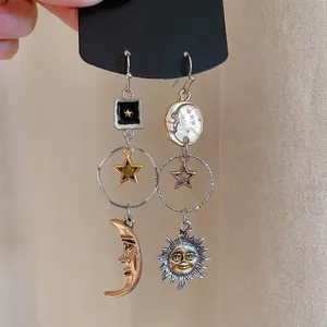 Orecchini pendenti asimmetrici vintage con sole luna e stelle dal design retrò