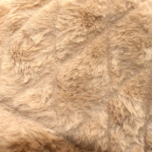Detailansicht der weichen braunen Kunstpelz-Textur an einem warmen Winter-Fischerhut