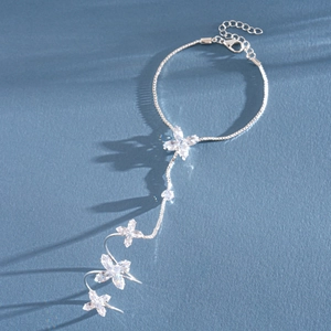 Elegante vista ravvicinata di un bracciale da mano a fiore in argento con zirconi