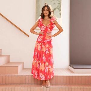 Robe longue fleurie élégante à col en V avec volants rouges et fente dos nu