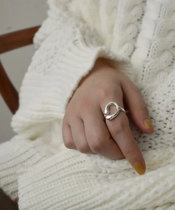 Minimalist 925 sterling silver open ring with organic C-line design on model finger