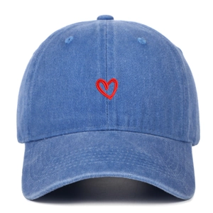 Dettaglio del ricamo a cuore rosso su cappello da baseball in cotone lavato blu