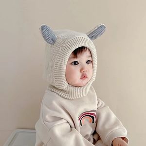 Détail du bonnet en tricot pour bébé avec protection des oreilles et oreilles d'animaux