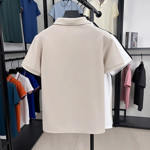 Nahaufnahme eines beigen Strick-Poloshirts mit klassischem Revers und weißem Ärmelrand