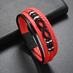 Détail du bracelet multicouche en cuir tressé rouge et noir avec symbole de l'infini
