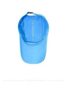 Détail de la casquette de baseball bleu clair à séchage rapide avec filet et boucle réglable