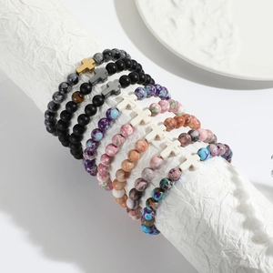Set di 8 braccialetti intrecciati con perline e croce per regali di Pasqua su bianco