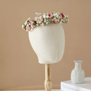 Ghirlanda di fiori bohémien con rose rosa e bianche per spose e vacanze estive