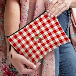 Pochette per trucco a quadretti con stampa di ciliegie e cinturino a mano