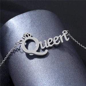 Collier Queen en acier inoxydable argenté avec pendentif couronne sur surface texturée