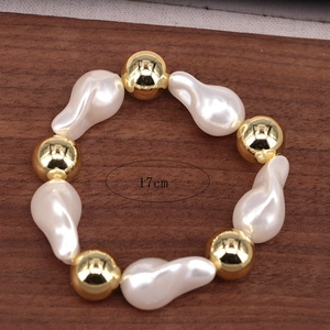 Adjustable 17cm beaded bracelet with irregular white pearls and gold metal spheres