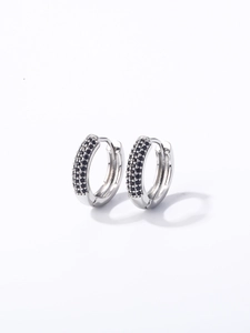 Vue détaillée de boucles d'oreilles huggie serties de trois rangées de pierres noires