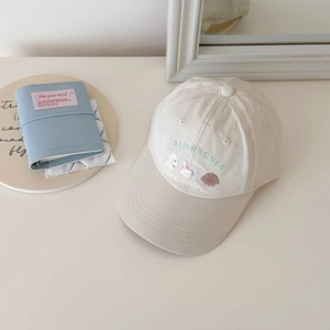 Détail de la casquette enfant blanc cassé avec broderie chiot et lettrage seniorchen