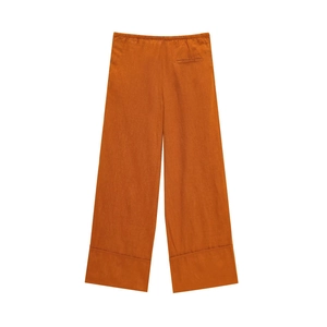 Dettaglio della trama dei pantaloni in lino caramello con elastico in vita e orlo largo