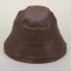 Vue détaillée d'un chapeau bob en cuir PU marron foncé avec coutures et texture de qualité