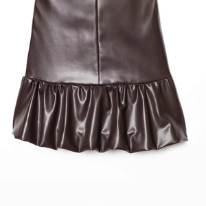 Abito romper senza maniche in ecopelle marrone scuro con texture lucida e cuciture