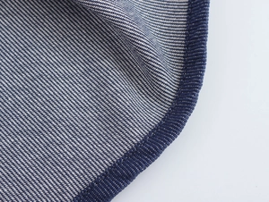 Vue macro de la texture denim bleu et des coutures bleu marine sur la robe