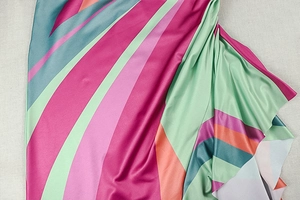 Gros plan sur le tissu en soie coloré aux motifs géométriques et texture lisse