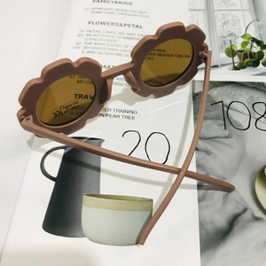 Detail of flower-shaped children's sunglasses with CE UV400 marking on yellow lenses
