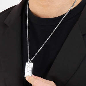 Détail du pendentif carré pour homme en acier titane avec motif alvéolé en relief