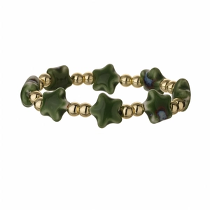 Détail des perles étoiles en céramique verte et perles dorées sur un bracelet