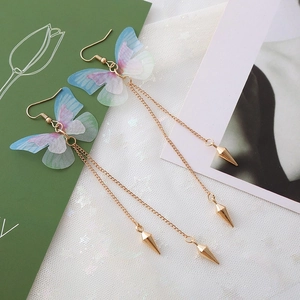 Boucles d'oreilles pendantes papillon dorées avec ailes translucides et détails fins