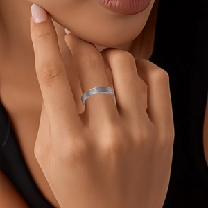 Minimalist stainless steel ring with heartbeat and mountain engraving on finger