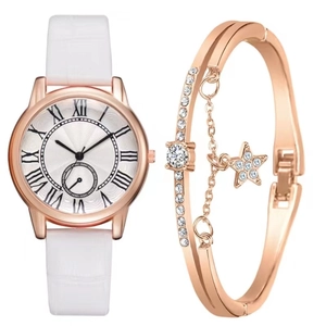 Detalle de reloj oro rosa con correa cuero de cocodrilo blanca y pulsera estrella circon