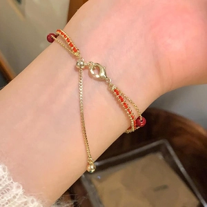 Bracelet plaqué or 18 carats avec pendentif poney en zircon et corde rouge femme