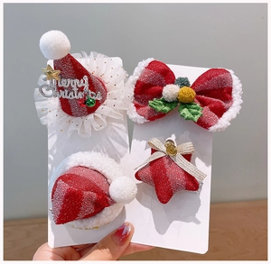 Vue détaillée des barrettes de Noël en peluche rouge avec paillettes et chapeaux