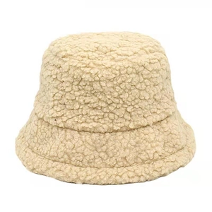 Détail de la texture en laine d'agneau blanc crème sur un chapeau bob d'hiver douillet