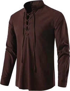 Detail van donkerbruin linnen henleyshirt met vetersluiting bij de hals op wit