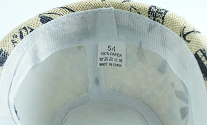 Dettaglio dell'interno di un cappello di paglia di carta con stampa di ancore