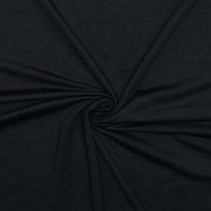 Détail de la texture du tissu noir doux avec un drapé élégant pour une robe moulante