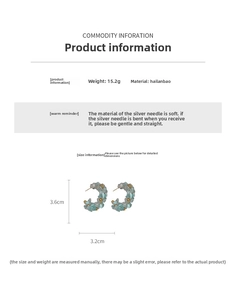 Dettaglio orecchini a cerchio in acquamarina con filo dorato e misure del prodotto