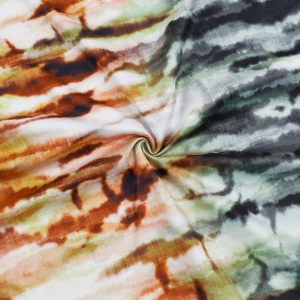 Vista macro dettagliata della trama del tessuto tie-dye arancione e verde con nodi e pieghe
