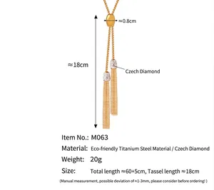 Gedetailleerde afmetingen van de 18K vergulde titanium kwastjesketting met zirkonia