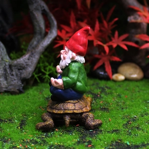 Tuinkabouter mediterend op een schildpad hars beeldje voor buitenlandschap decoratie