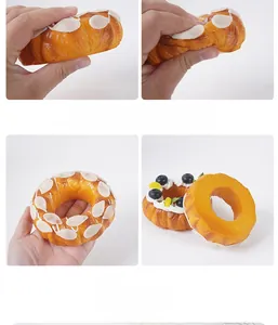 Macro di una ciambella squishy alla crema di fragole con scaglie di mandorle e bacche realistiche