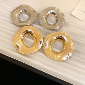 Boucles d'oreilles géométriques en métal doré et argenté avec texture liquide