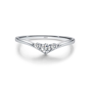 Elegant S925 sterling silver geometric V-shaped ring with three brilliant moissanite stones