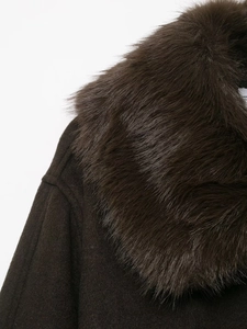 Nahaufnahme der dunkelbraunen Kurzjacke mit weichem Kunstfellkragen und Wollmaterial