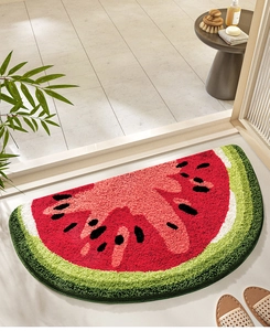 Vista dettagliata del tappetino da bagno semicircolare in peluche a forma di anguria